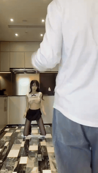 玥儿玥私拍大尺度完美露点 完整版18:00（超清）