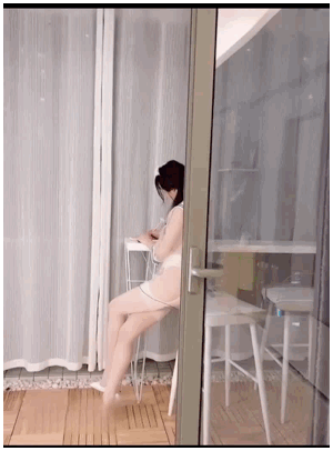 芝芝私拍阳台露出